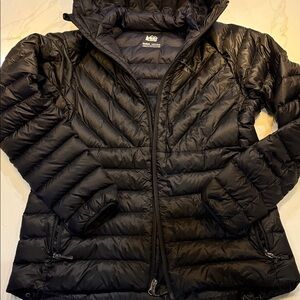 Super light weight REI Co-op Black Quilted Outerwear 90% Down medium slim fit